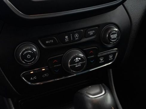 Used 2023 Jeep Cherokee Altitude Lux AWD/4WD image 9