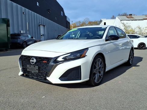 Certified 2024 Nissan Altima 2.0 SR image 2