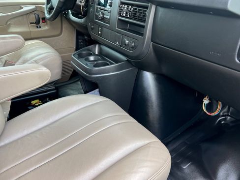 Used 2015 Chevrolet Express 4500 RWD image 17