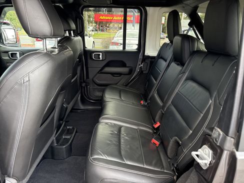 Used 2018 Jeep Wrangler Unlimited Sahara image 10