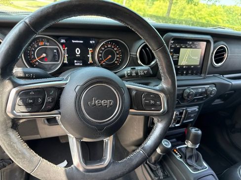 Used 2019 Jeep Wrangler Unlimited Sahara AWD/4WD image 9