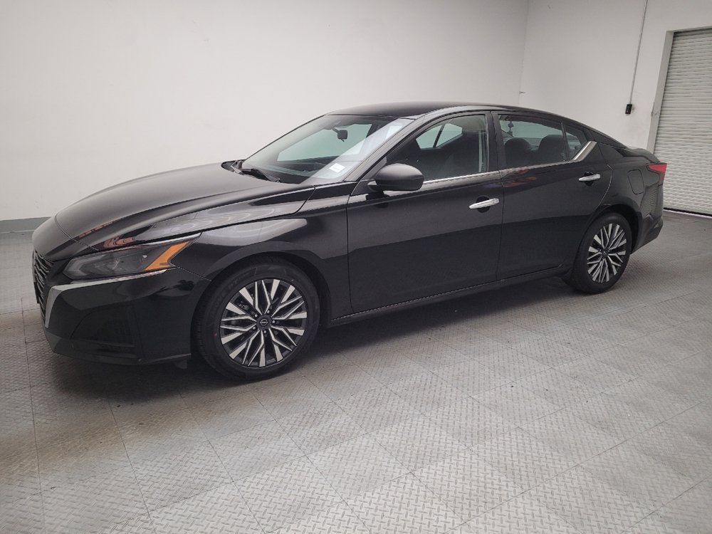 Used 2025 Nissan Altima 2.5 SV FWD image 2