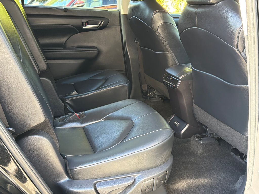 Used 2025 Toyota Highlander XLE AWD/4WD image 15