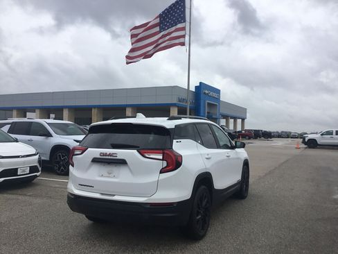 Used 2024 GMC Terrain SLE w/ Driver Convenience Package FWD image 5