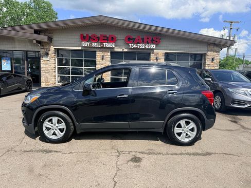 Used 2019 Chevrolet Trax LT w/ LT Convenience Package FWD image 4