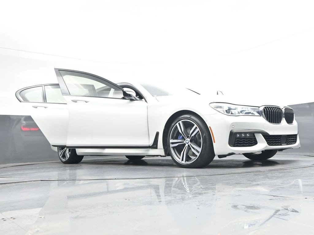 Used 2019 BMW 750i xDrive w/ Executive Package AWD/4WD image 41