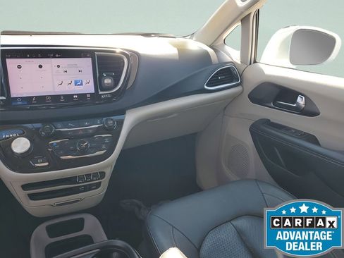 Used 2022 Chrysler Pacifica Touring-L image 14
