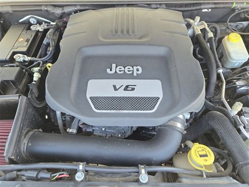 Used 2017 Jeep Wrangler Unlimited Sahara w/ Connectivity Group image 30