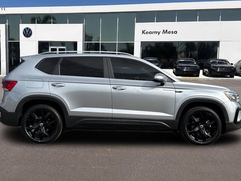 Used 2023 Volkswagen Taos SE w/ Panoramic Sunroof Package image 3