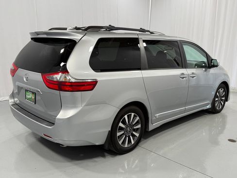Used 2020 Toyota Sienna Limited Premium image 5