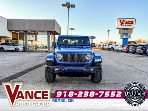 Used 2025 Jeep Gladiator Sport image 2