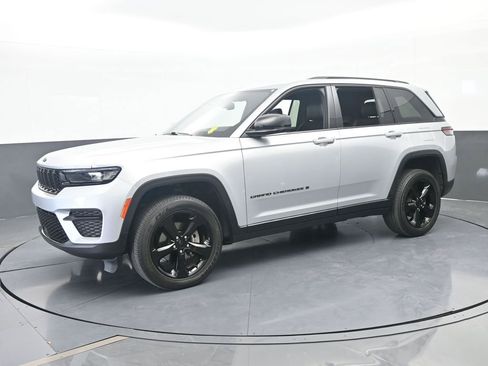 Used 2023 Jeep Grand Cherokee Altitude AWD/4WD image 5