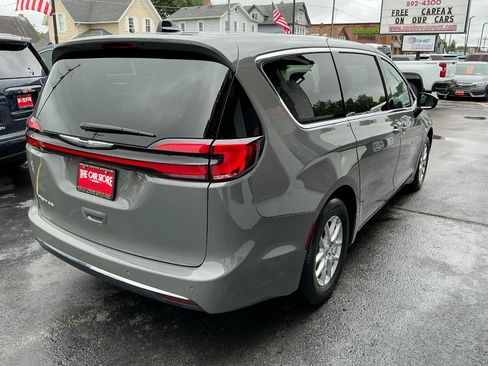 Used 2025 Chrysler Pacifica Select FWD image 4