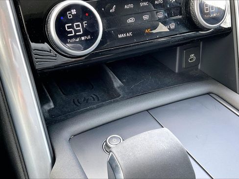 Certified 2025 Land Rover Discovery S AWD/4WD image 33