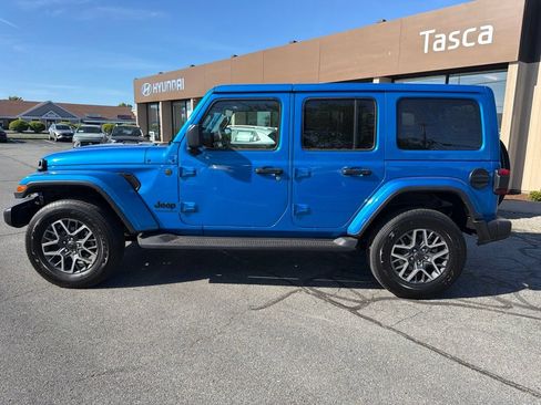 Used 2025 Jeep Wrangler Unlimited Sahara w/ Safety Group AWD/4WD image 9