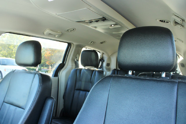 Used 2016 Chrysler Town & Country Touring FWD image 14