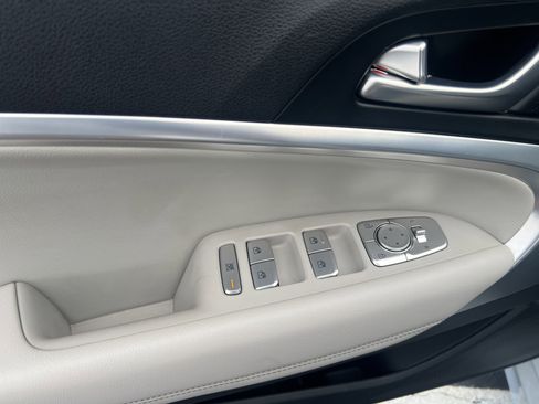 Used 2022 Genesis G70 2.0T image 24