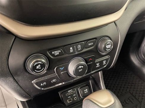 Used 2017 Jeep Cherokee Sport w/ Cold Weather Group image 8