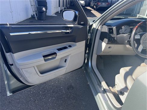 Used 2006 Chrysler 300 C w/ Protection Group II image 12