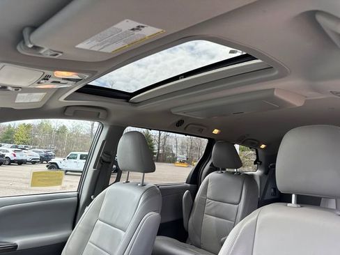 Used 2017 Toyota Sienna XLE Premium image 47