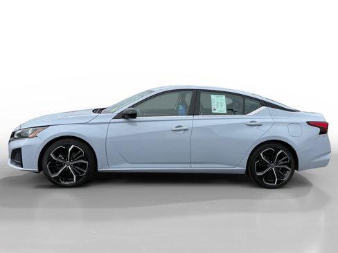 Used 2023 Nissan Altima 2.5 SR image 2