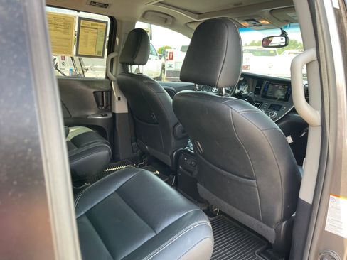 Used 2017 Toyota Sienna SE Premium FWD image 24