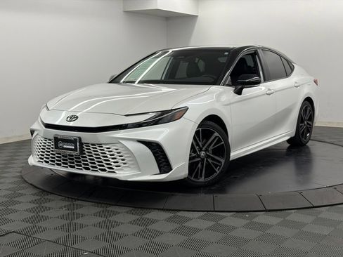 Used 2025 Toyota Camry XSE FWD image 3