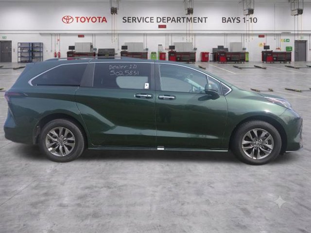 Used 2025 Toyota Sienna XLE FWD image 3