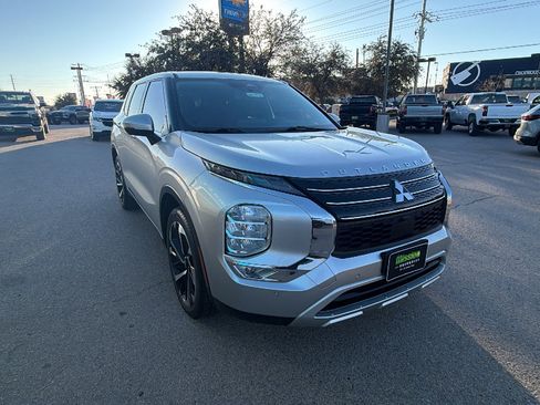 Used 2023 Mitsubishi Outlander SE image 6