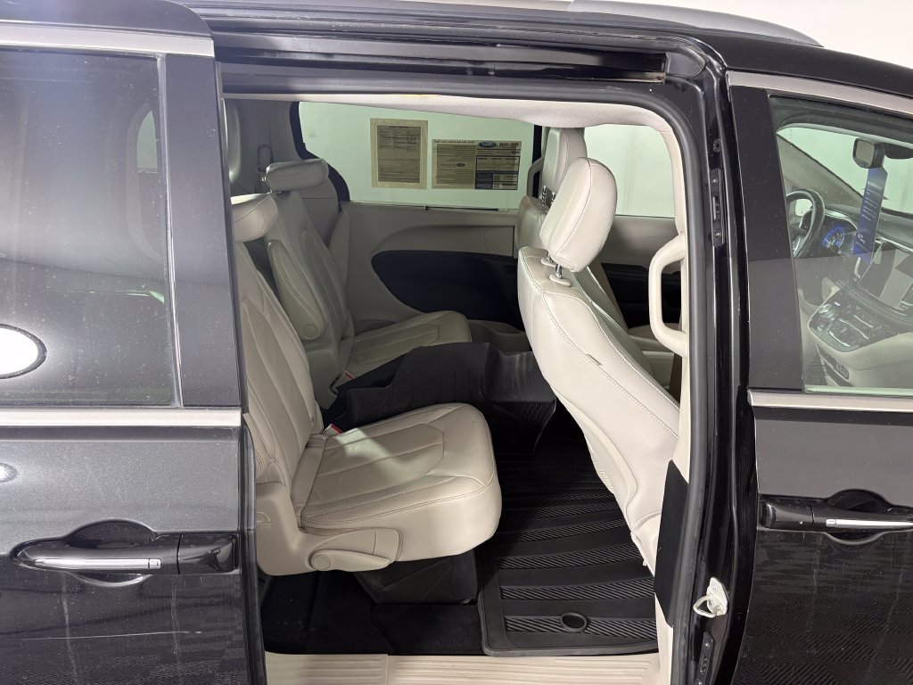 Used 2021 Chrysler Pacifica Touring-L AWD/4WD image 34