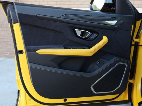 Used 2021 Lamborghini Urus AWD/4WD image 17