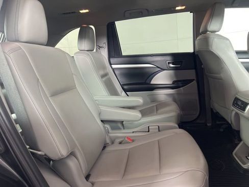 Used 2019 Toyota Highlander XLE image 15