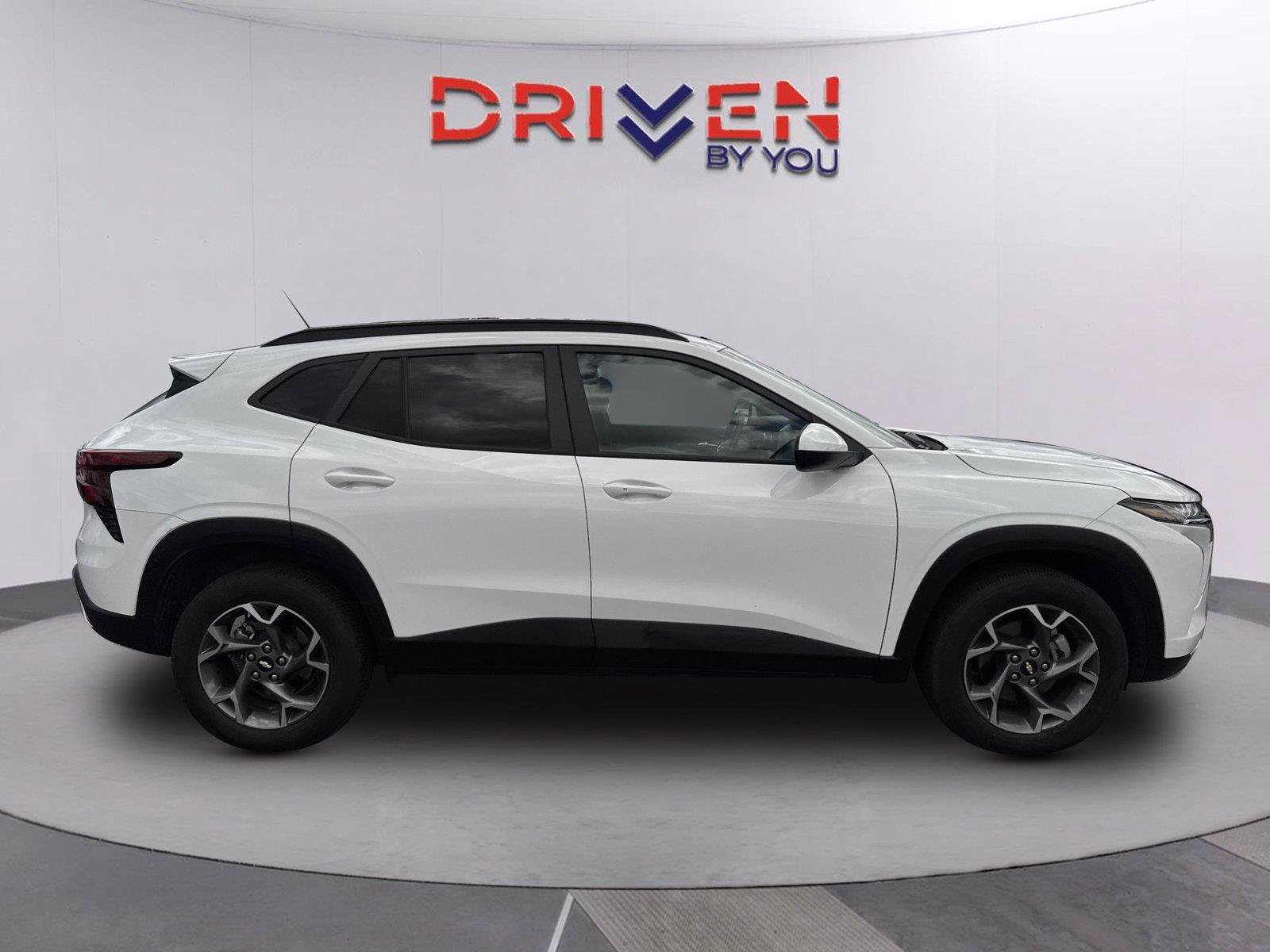 Used 2025 Chevrolet Trax LT w/ LT Convenience Package FWD image 3