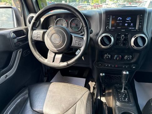 Used 2018 Jeep Wrangler Unlimited Rubicon w/ Connectivity Group AWD/4WD image 8