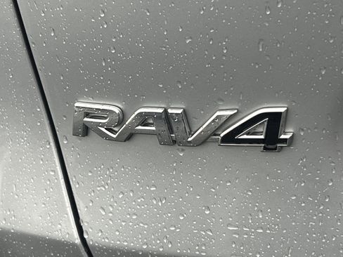 Used 2024 Toyota RAV4 SE image 9