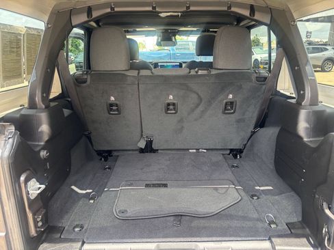 Used 2025 Jeep Wrangler Unlimited Sahara AWD/4WD image 32