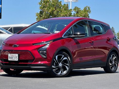 Used 2023 Chevrolet Bolt LT w/ Infotainment Package FWD image 9