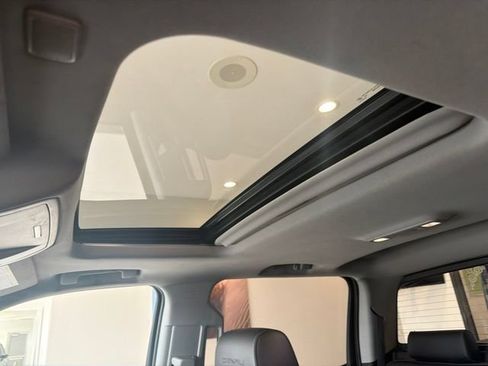 Used 2017 GMC Sierra 2500 Denali w/ Duramax Plus Package AWD/4WD image 18