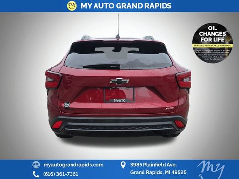 Used 2025 Chevrolet Trax RS FWD image 6