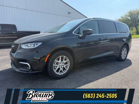Used 2023 Chrysler Pacifica Touring-L FWD image 1