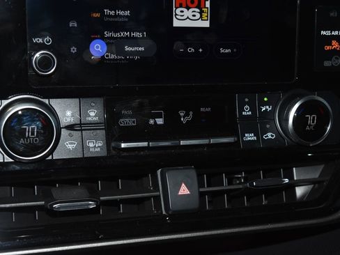 Used 2024 Toyota Highlander AWD image 12