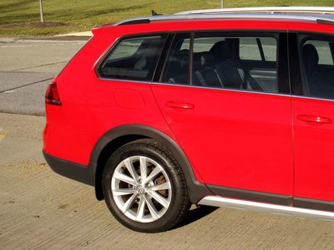 Used 2017 Volkswagen Golf Alltrack SEL image 11