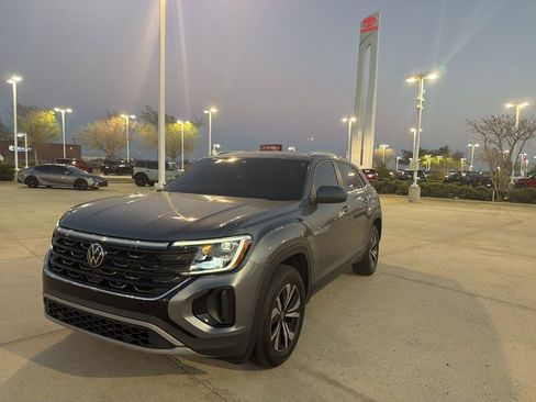 Used 2024 Volkswagen Atlas Cross Sport SE image 1