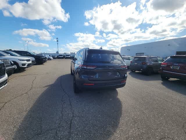 Used 2023 Jeep Grand Cherokee Altitude AWD/4WD image 17