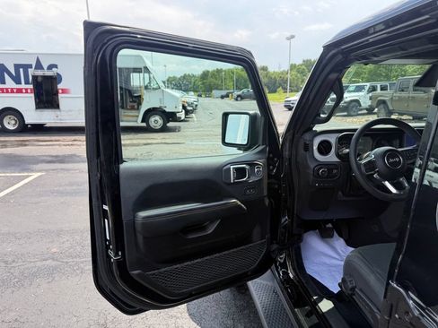 Used 2025 Jeep Wrangler Unlimited Sahara AWD/4WD image 14