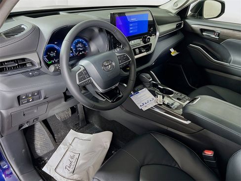Used 2026 Toyota Highlander Platinum image 10