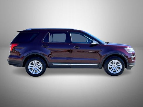 Used 2018 Ford Explorer XLT w/ Equipment Group 202A image 4