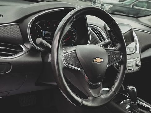 Used 2018 Chevrolet Malibu LT FWD image 2
