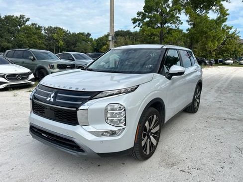 Used 2025 Mitsubishi Outlander SE FWD image 2