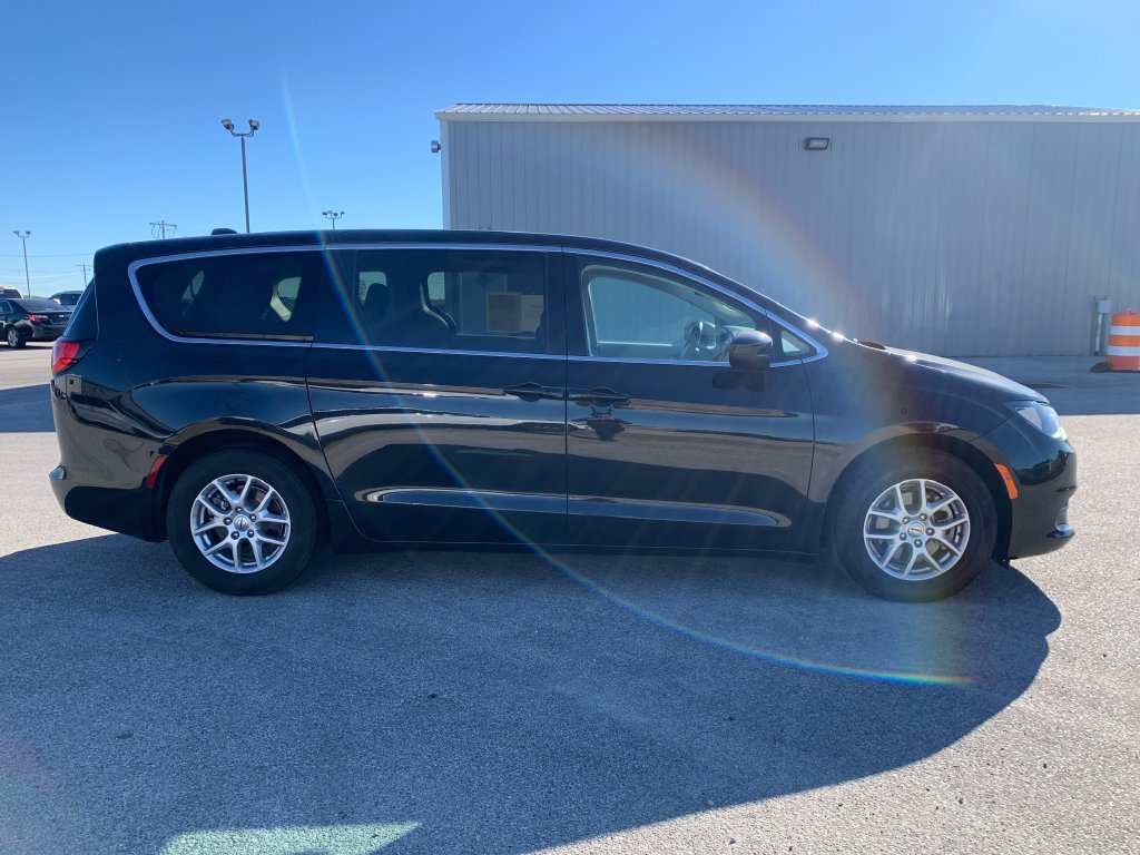 Used 2023 Chrysler Voyager LX FWD image 11